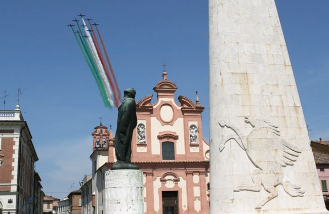 La PAN in un passaggio sul Monumento all'Asso degli assi Francesco Baracca a Lugo