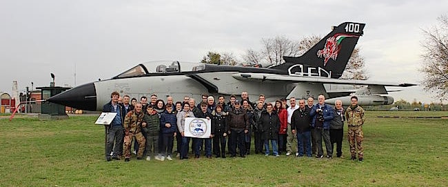 I soci del 102° Club Frecce Tricolori "Col. Pilota Davide Franceschetti" di Monselice nella foto rituale durante la visita al 6° Stormo