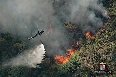 Marina Militare: due elicotteri AB212 intervengono per estinguere gli incendi in Calabria e in Puglia