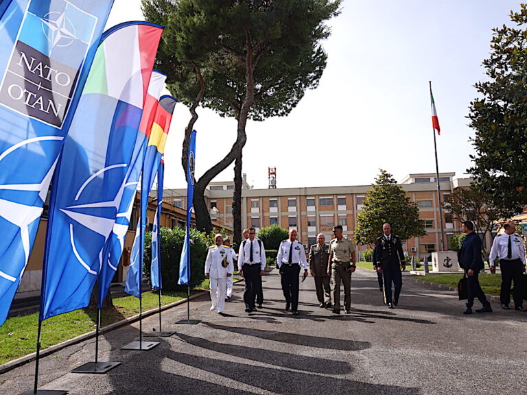 Il Comandante del SACT Generale Philippe Lavigne visita il NATO M&S COE di Roma