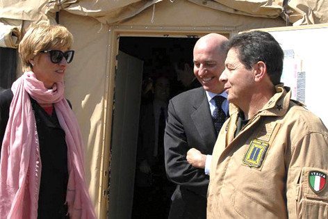 Il Ministro della Difesa, Roberta Pinotti, in visita al personale della Task Force Air Kuwait