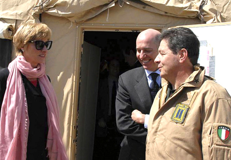 Il ministro Pinotti e il Gen. Stefanini (centro)