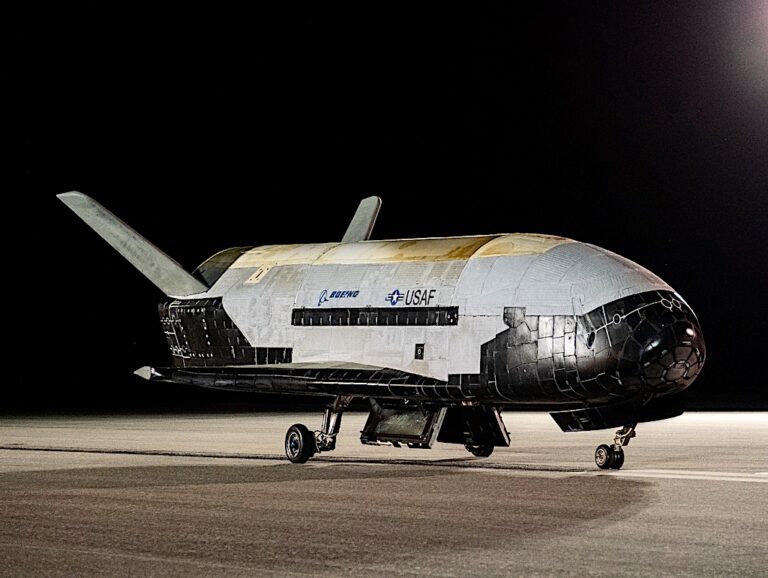 Il Boeing X-37B completa la sesta missione e stabilisce un nuovo record di durata