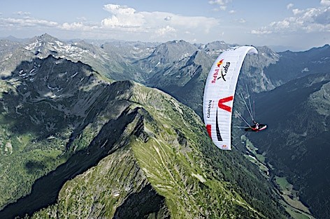 Le vette delle Alpi protagoniste della stagione di volo in parapendio