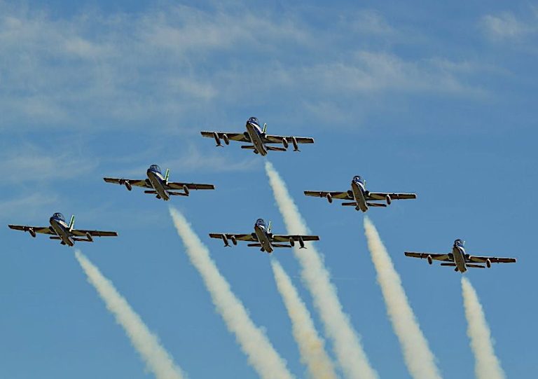 A Cervia le Frecce Tricolori si esibiscono sulla base del 15° Stormo, a Imola il sorvolo dell’autodromo