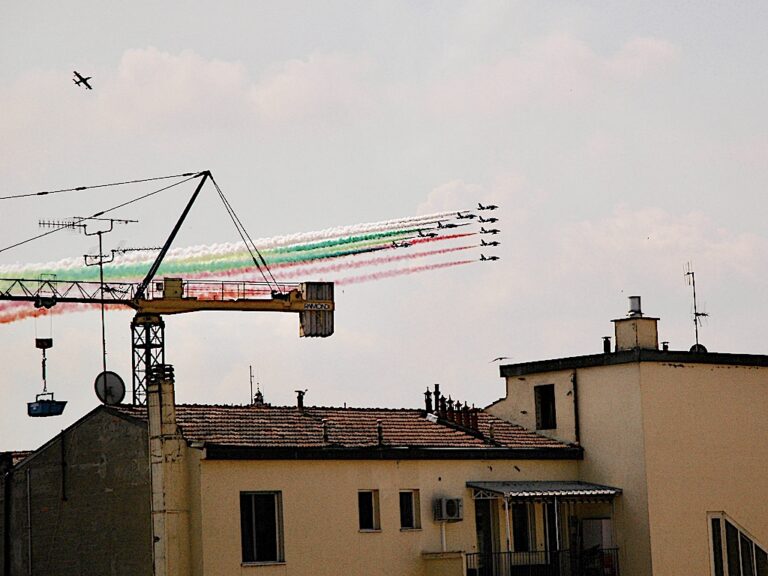La Pattuglia Acrobatica Nazionale nel cielo di  Bologna per salutare e ringraziare la popolazione dell’Emilia-Romagna