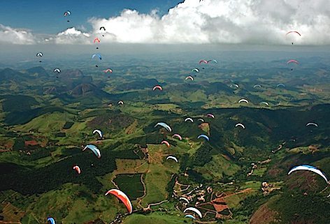 Nuovo record del mondo di volo in parapendio: 514 chilometri