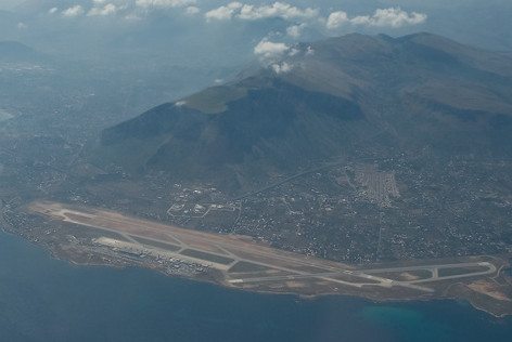 L'aeroporto di Palermo (foto Blackm0rpheus - it.wikipedia)