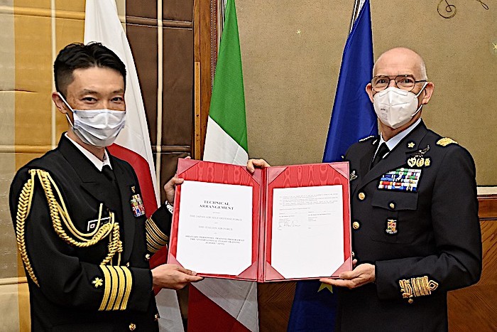 IFTS: firmato accordo per l’addestramento di piloti militari giapponesi in Italia