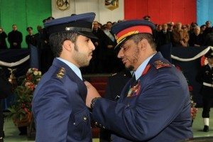 Il Brig. Gen. Abdullah Yaqoub Al-Foudari appunta un'Aquila da pilota