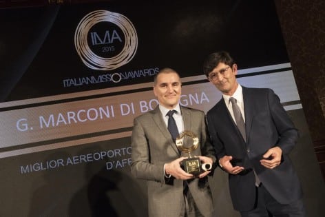 Nella foto, con il premio il Direttore Business Non Aviation dell’Aeroporto Stefano Gardini.