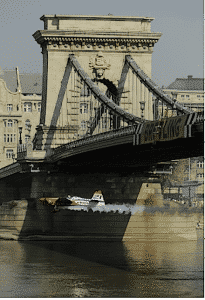 L'entrata in gara sotto il Chain Bridge (foto RedBull)