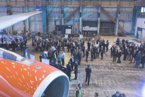 L'hangar SAS con gli invitati intervenuti per la presentazione (foto SAS)