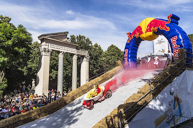 Red Bull Soapbox Race: arriva a Bologna la corsa di auto senza motore dove chiunque può diventare l’eroe della giornata