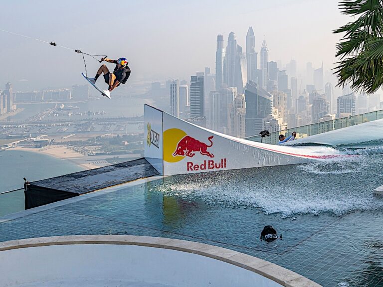 Red Bull: Brian Grubb fa wakeskate nella piscina di un gratttacielo di 294 metri a Dubai e poi si lancia nel vuoto