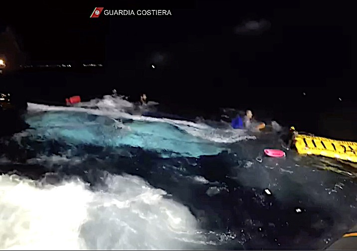 Migranti avvistati in acque maltesi, fanno naufragio a Lampedusa