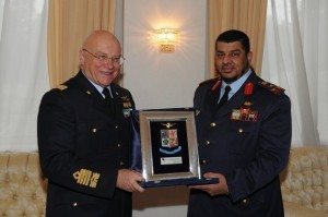 Il Gen. Preziosa consegna il crest dell'A.M.