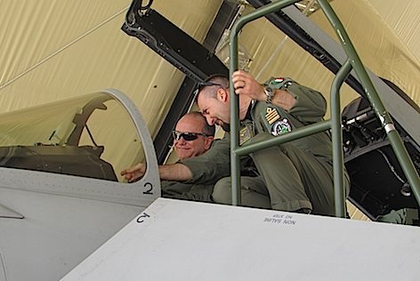 I due uffciali a bordo di un Typhoon dell'Aeronautica Militare