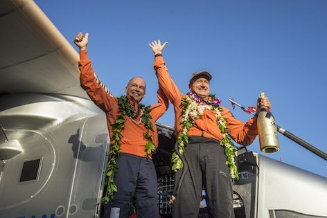 Bertrand Piccard e André Borschberg  riuniti alle Hawaii per celebrare insieme il  record mondiale per il più lungo volo da solista mai volato da quest'ultimo