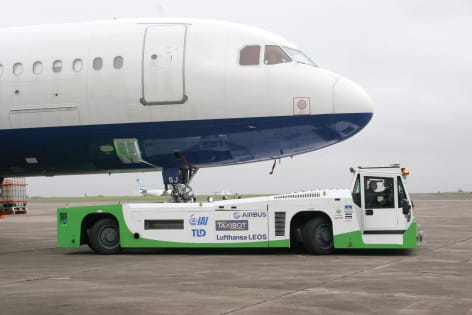 TaxiBot in azione all'aeroporto di Francoforte (foto TaxiBot)
