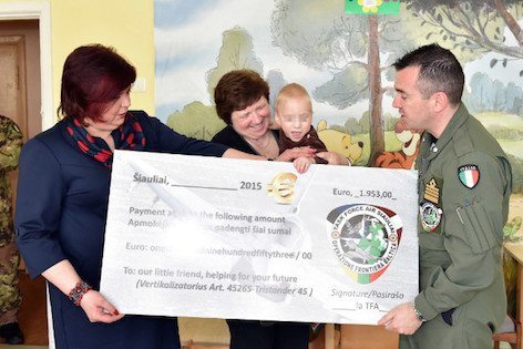 Il Col. Marco Bertoli consegna la somma raccolta fra il personale italiano per l'acquisto della speciale attrezzatura di deambulazione (foto Aeronautica Militare)