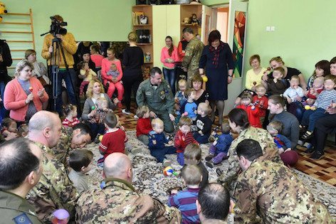 Un momento della giornata trascorsa dalla TFA con i bambini dell'orfanotrofio (foto Aeronautica Militare)