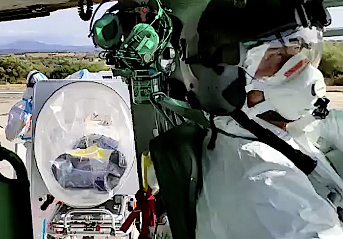 COVID-19: paziente trasportato da elicottero HH-212 dell’Aeronautica Militare da Olbia a Cagliari