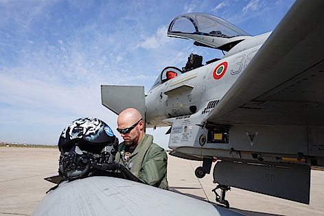 UN PILOTA DI EUROFIGHTER DEL XII GRUPPO CI DURANTE IL POSTVOLO