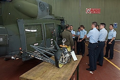 un-altro-momento-della-visita-al-settore-manutentivo-elicottero-hh-212