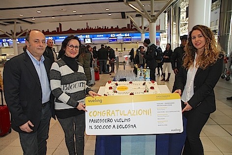 Vueling celebra all’Aeroporto di Bologna il suo passeggero n. 500mila per Barcellona