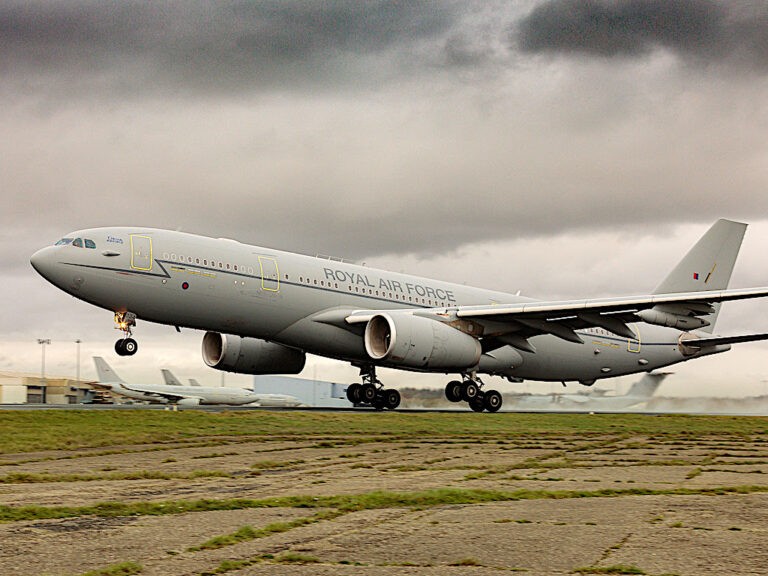 L’Airbus A330MRTT RAF Voyager completa il primo volo di prova alimentato con SAF al 100% su entrambi i motori