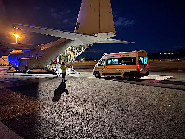 Covid-19: bambina di sei mesi intubata trasportata con un C-130J dell’AM da Lamezia Terme a Roma