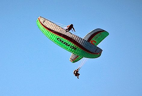 Acrobati in parapendio nei cieli del Trentino