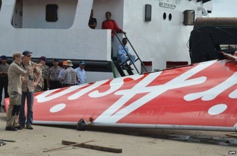 Gli investigatori esaminando la coda del relitto del volo AirAsia QZ8501 (foto AFP)