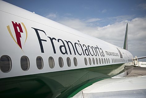 In primo piano il logo del Consorzio per la tutela del Franciacorta (foto Alitalia)