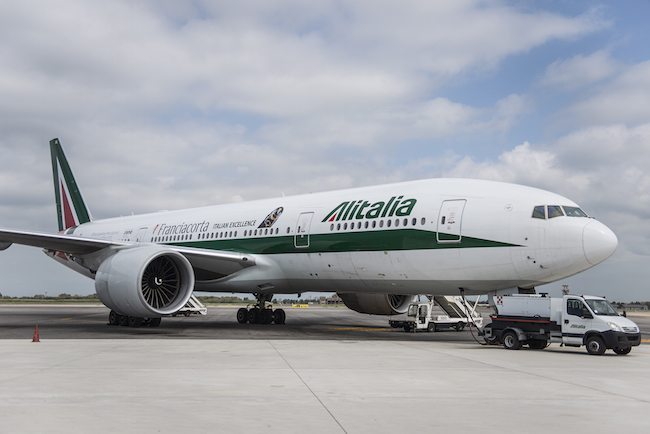 Boeing B777 Alitalia con la livrea Franciacorta (foto Alitalia)