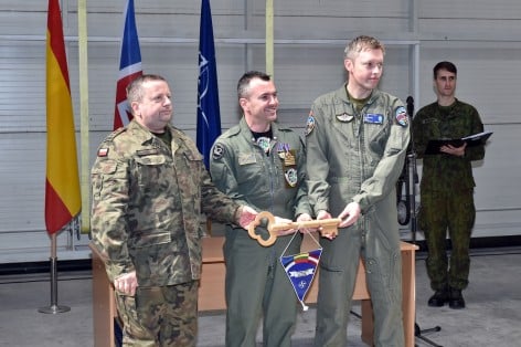 Il Col. Bertoli, Comandante della TFA, durante la cerimonia di consegna della "Chiave (foto Air Tasjk Force- Pubic Affair Office)