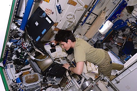 Samantha Cristoforetti sulla Stazione Spaziale (foto AstroSamantha)