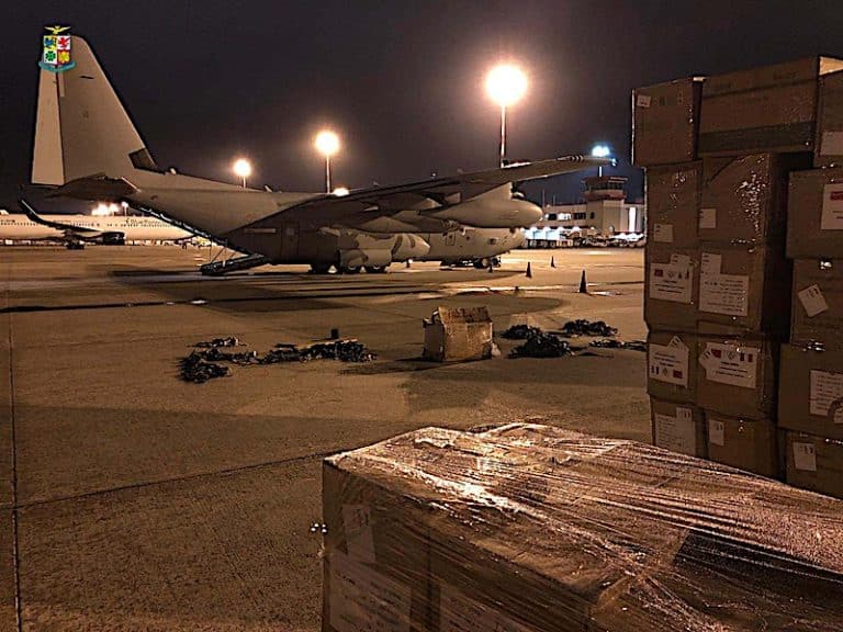Covid-19: 27 tonnellate di materiale sanitario trasportato nella notte da quattro velivoli dell’A.M.