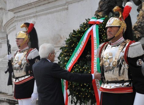 Deposizione della Corona ai Caduti da parte del Presidente della Repubblica (foto Ministero della Difesa)