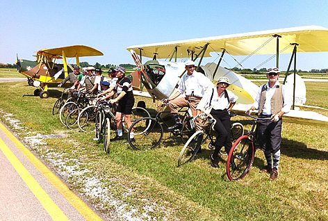 Linea di volo con i ciclisti dell'epoca (foto Baldi)