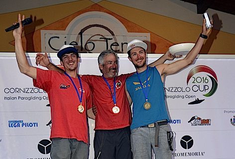 Ex aequo papà e figliolo campioni d’Italia di volo in parapendio