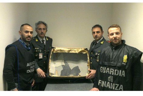 Il bagaglio dove era nascosta l'eroina sequestrata (Foto Agenzia delle Dogane)