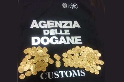 Le monete sequestrate dai funzionari della Dogana di Cagliari Elmas (Foto Agenzia Dogane)