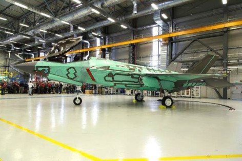 Roll out del primo F-35 costruito all’aeroporto militare di Cameri
