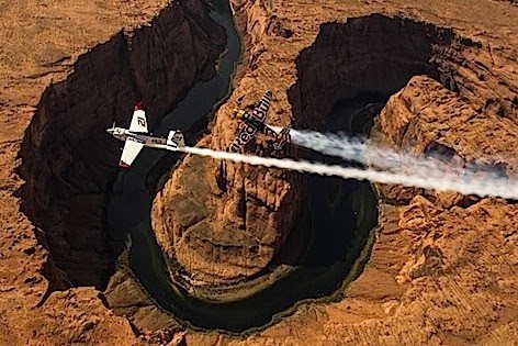 Piloti del Red Bull Air Race World Championship in volo sul famoso Horseshoe Bend