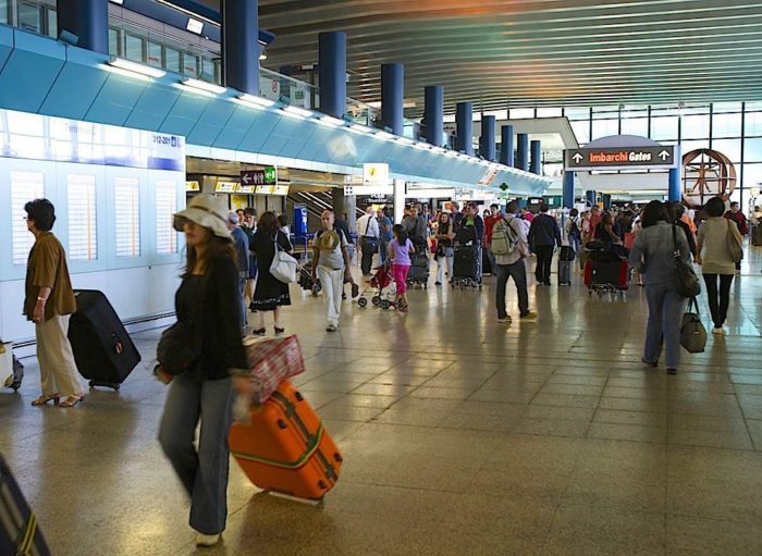 Giro di corruzione all’Aeroporto di Fiumicino: arrestate cinque persone tra cui un alto funzionario ENAC