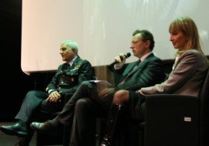 Da sin.: il gen. Claudio Salerno dell'A.M., il presidente A.S.I. Roberto Battiston, Elena Grifoni-Winters dell’Agenzia Spaziale Europea (foto ASI)