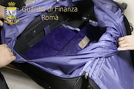 Guardia di Finanza: Roma, intercettati all’aeroporto di Fiumicino 50 chili di eroina ed arrestati 11 narcotrafficanti, tra corrieri e destinatari finali