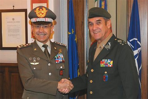 Il Gen. Danillo Errico, capo di Stato Maggiore dell'Esercito Italiano e il Generale di Corpo d'Armata Eduardo Dias da Costa Villas Boas Comandante dell'Esercito Brasiliano (foto E.I.)